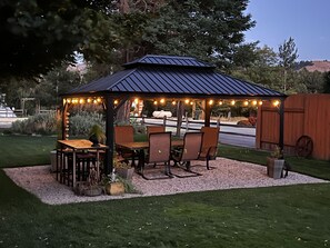 Outdoor dining - Mayors Manor on Main (Darby)