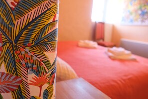 4 chambres, fer et planche à repasser, lit de bébé portatif