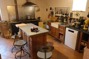 Fridge, microwave, oven, stovetop - Renovated 18th-century fortified farmhouse with view (Lacroisille)