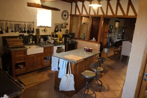 Fridge, microwave, oven, stovetop - Renovated 18th-century fortified farmhouse with view (Lacroisille)