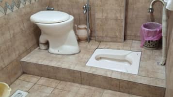 Shower, perlengkapan mandi gratis, sandal, dan handuk
