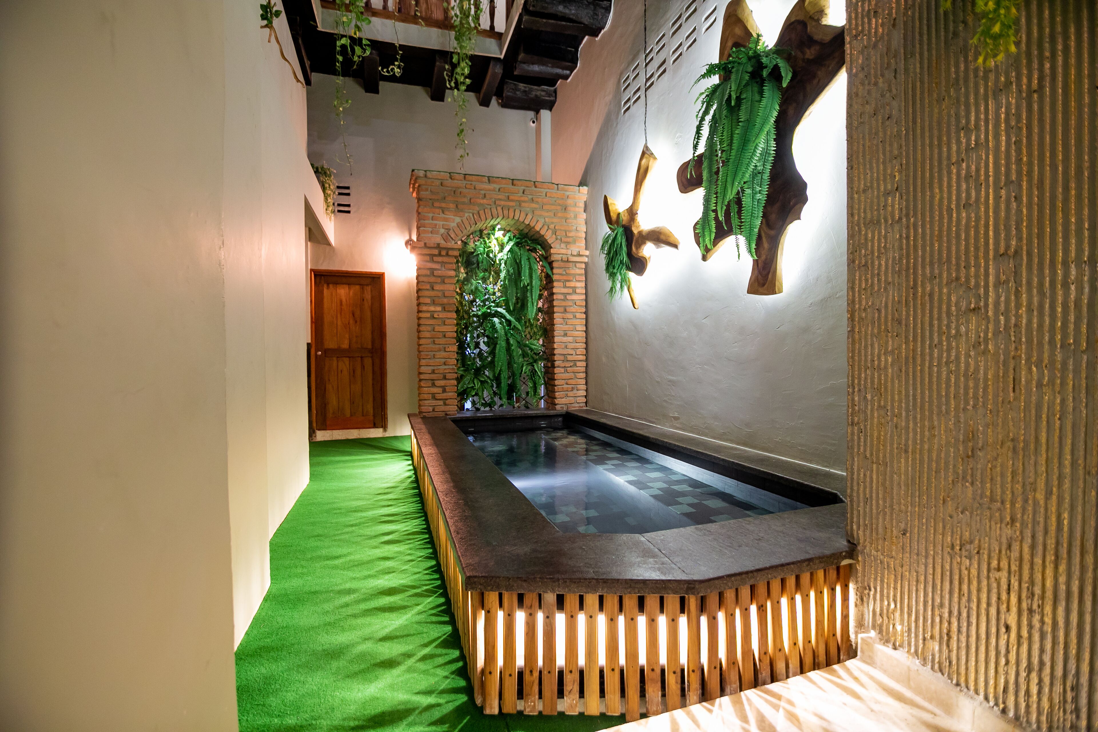 Una piscina al aire libre