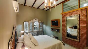 Kamar Deluks, 1 Tempat Tidur Queen | Seprai antialergi, minibar, Wi-Fi gratis, dan seprai linen