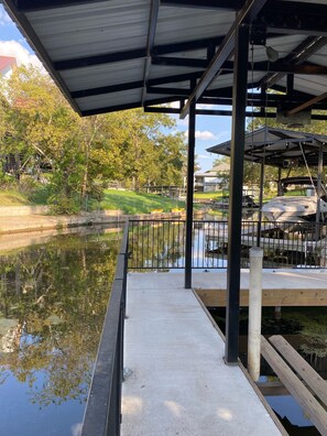 Property grounds - Waterfront 5/3 roomy home, constant level Lake LBJ, jet ski ramp & covered porch (Kingsland)