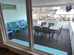 Outdoor dining - Waterfront 5/3 roomy home, constant level Lake LBJ, jet ski ramp & covered porch (Kingsland)