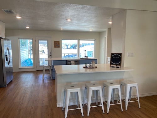 Waterfront 5/3 roomy home, constant level Lake LBJ, jet ski ramp & covered porch