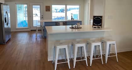 Waterfront 5/3 roomy home, constant level Lake LBJ, jet ski ramp & covered porch