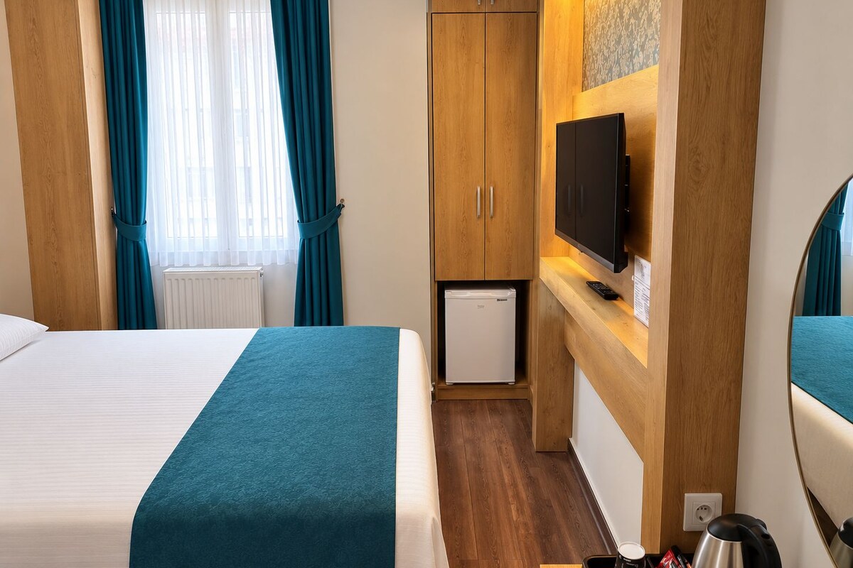Standard Double Room, 1 Double Bed, Smoking, City View | Egyptian cotton sheets, premium bedding, minibar, in-room safe