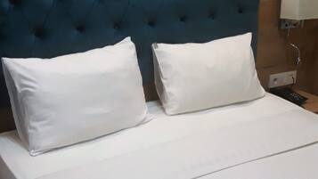 Standard Double Room, 1 Katil Kelamin (Double), Smoking, City View | Cadar kapas Mesir, peralatan tempat tidur premium, bar mini