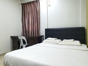 Ein Schlafzimmer mit einem Bett, einem Schreibtisch und einem Stuhl.