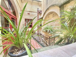 Exterior detail - Villa Rossa Gozo ❤ 5 bedroom ensuite w pool & jacuzzi (Xewkija)