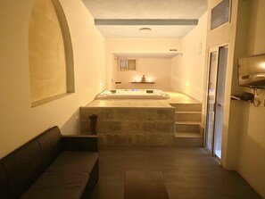 Interior - Villa Rossa Gozo ❤ 5 bedroom ensuite w pool & jacuzzi (Xewkija)