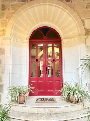 Exterior detail - Villa Rossa Gozo ❤ 5 bedroom ensuite w pool & jacuzzi (Xewkija)