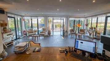 Coin salon dans le hall