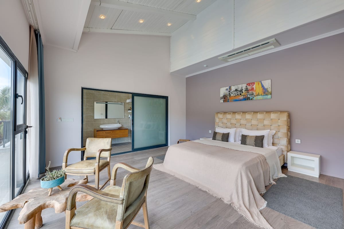 Junior Suite | 1 bedroom, free minibar items, in-room safe, soundproofing
