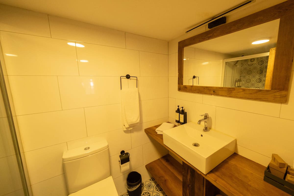 Lombház, kilátással a kertre | Fürdőszoba | Ingyenes piperecikkek, hajszárító, papucsok és törölközők