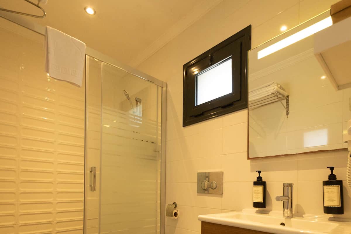 Standard lakosztály | Fürdőszoba | Ingyenes piperecikkek, hajszárító, papucsok és törölközők