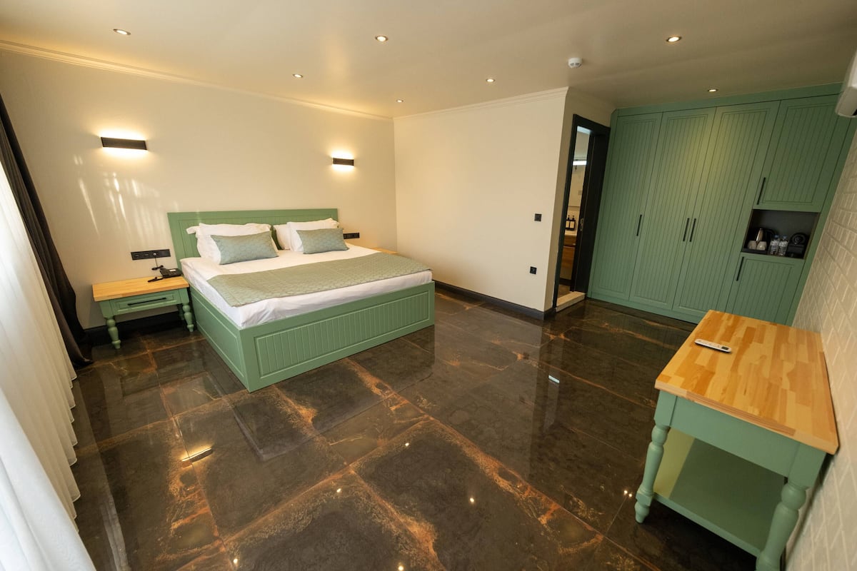 Szoba kétszemélyes vagy két külön ággyal | 1 hálószoba, minibár (részben ingyenes) és széf a szobában