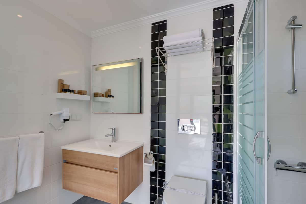 Deluxe szoba, kilátással a medencére, medence melletti | Fürdőszoba | Ingyenes piperecikkek, hajszárító, papucsok és törölközők