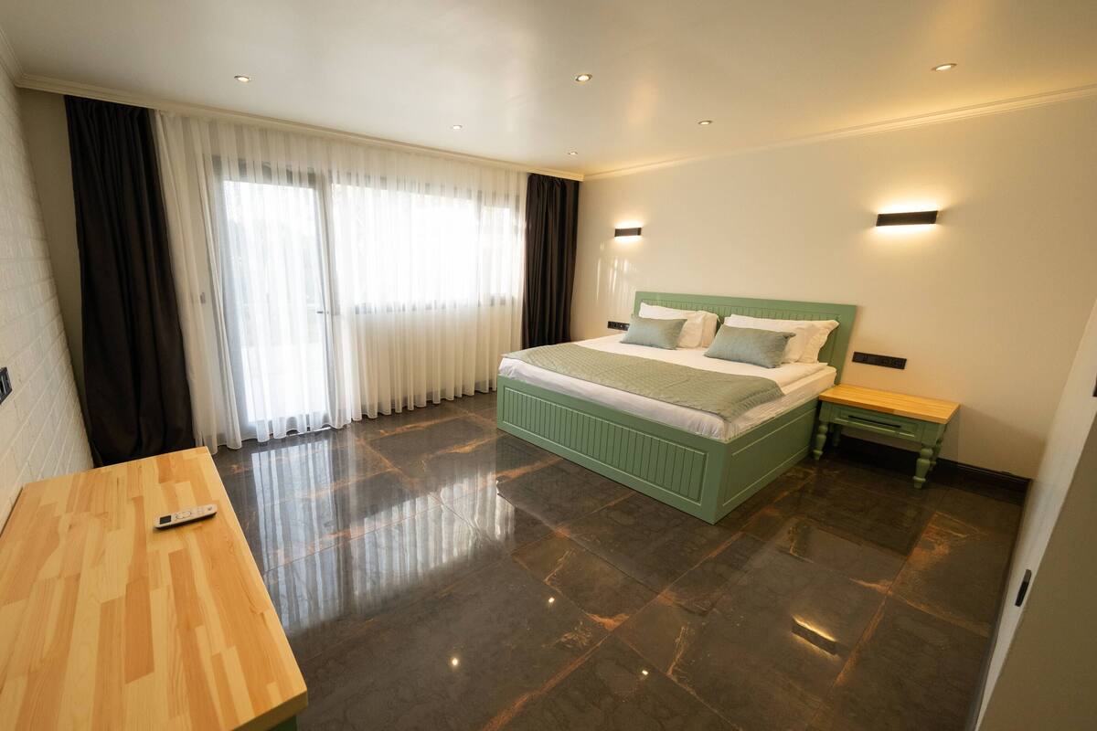 Kamar Double atau Twin | Isi minibar gratis, brankas, kedap suara, dan Wi-Fi gratis