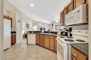 冰箱、微波炉、烤箱、炉灶