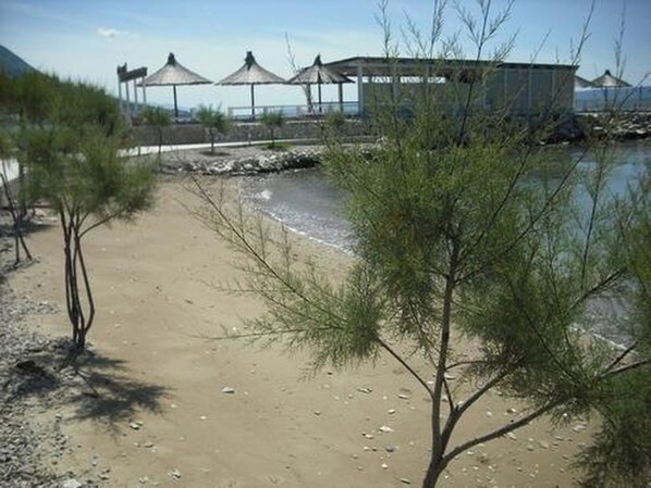 Una spiaggia nelle vicinanze
