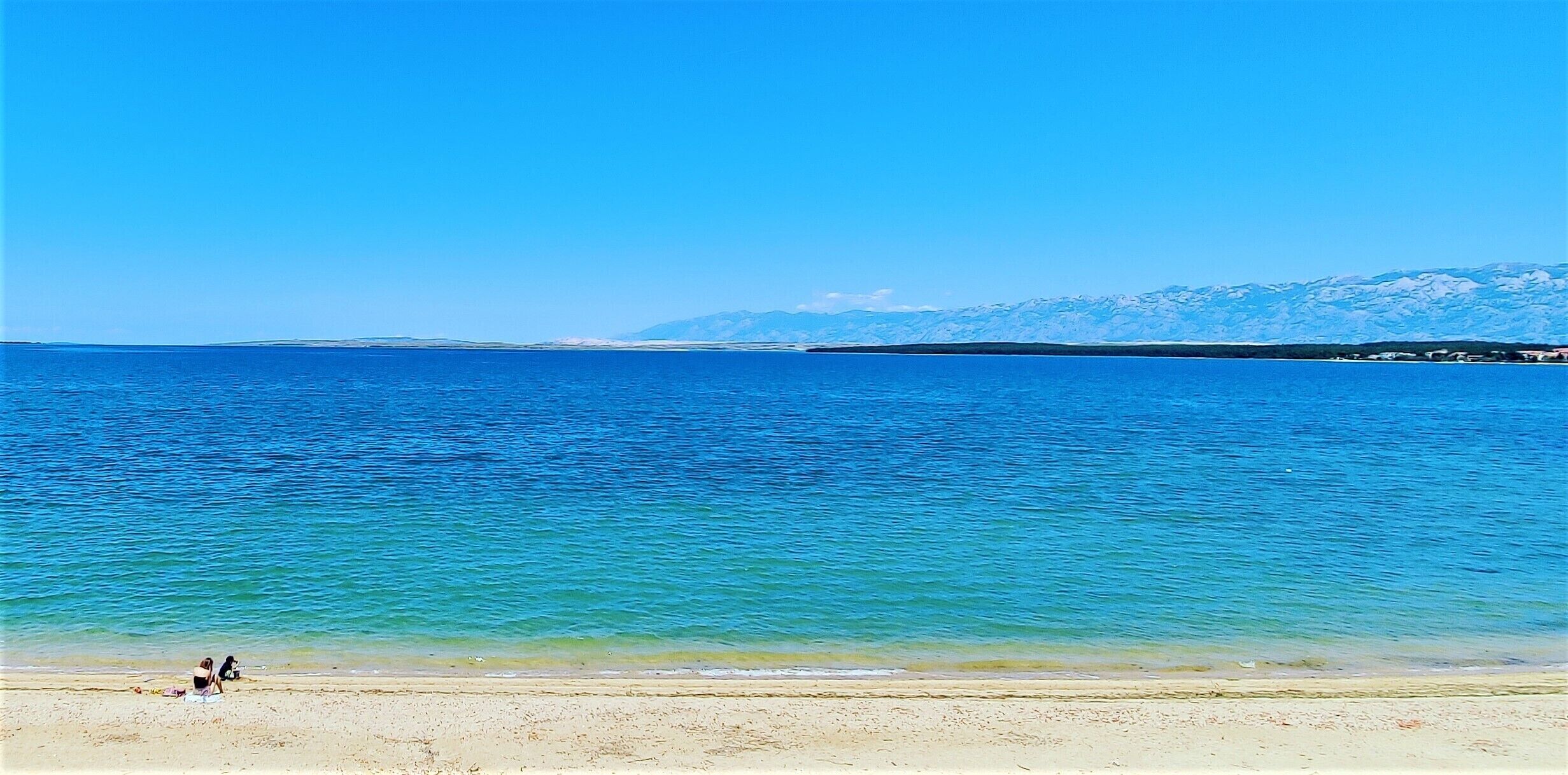 Vlak bij het strand, ligstoelen