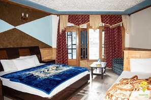 Habitación Deluxe | Tabla de planchar con plancha, wifi gratis, ropa de cama