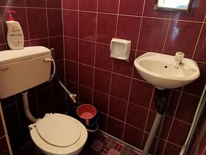 Family Room, Private Bathroom | Bathroom | Shower, free toiletries, towels - Hotel O Mountain Resthouse (Ranau)