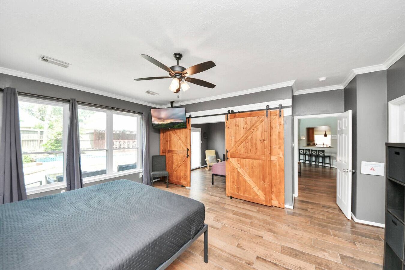 7 bedrooms, desk, iron/ironing board, travel crib