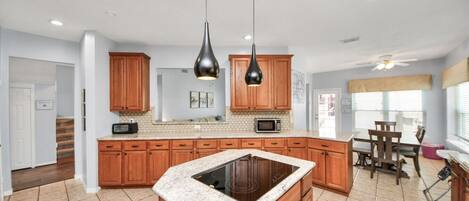 ثلاجة، ميكروويف، فرن، موقد طهي مسطح