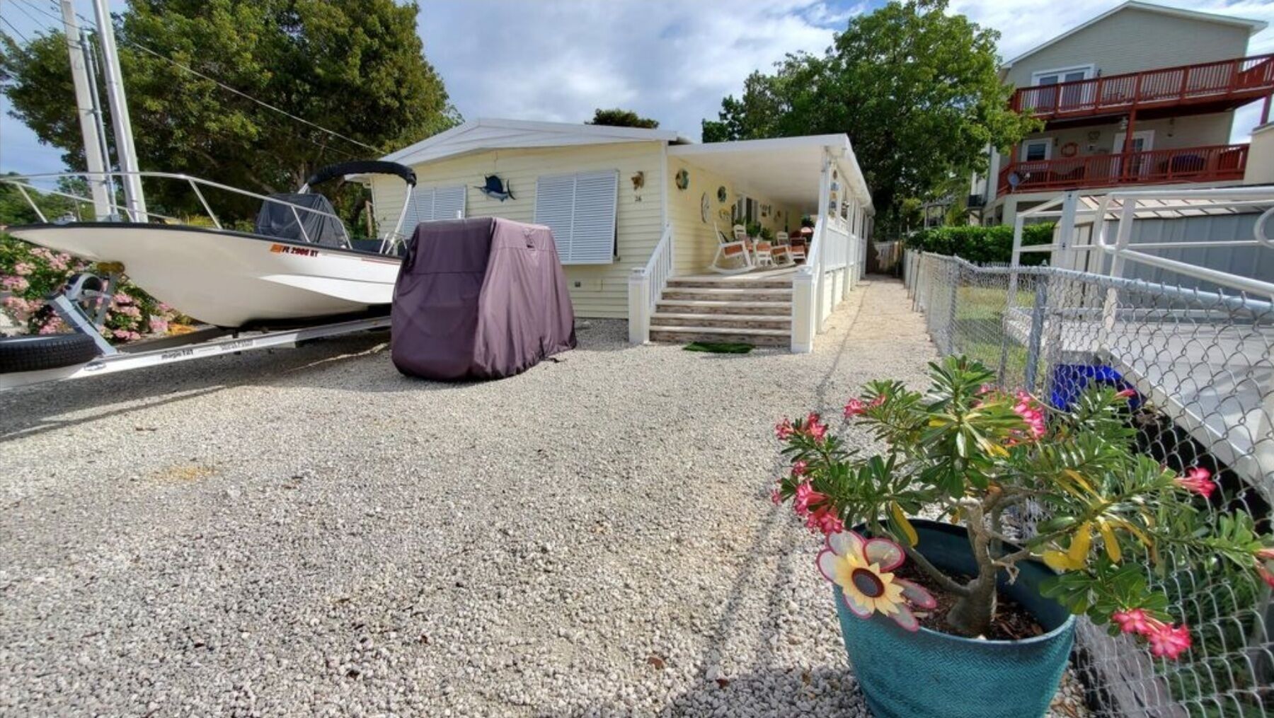 Keys Tropical Bungalow!  delightful and spacious 3/2  makes a great getaway.
