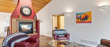 Smart-TV, Kamin, DVD-Player, Bücher