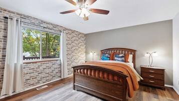 3 bedrooms, desk, iron/ironing board, travel crib