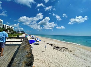 Beach nearby, sun loungers, beach towels