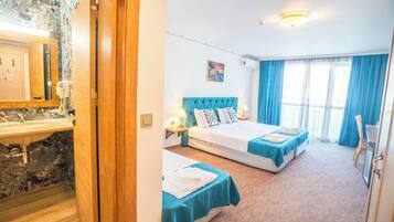 Kolmen hengen deluxe-huone | 2 makuuhuonetta, yksilöllisesti sisustettu, yksilöllisesti kalustettu