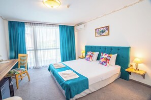 Kamar Double Deluks, 1 Tempat Tidur King, Bebas Asap Rokok, pemandangan kolam renang | Didekorasi berbeda-beda dan dilengkapi dengan perabotan berbeda-beda