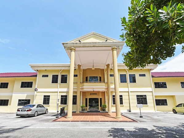 A two-story building with a central entrance, large columns, and a red-tiled roof. - Capital O 90434 Marmoris House (Kuala Terengganu)