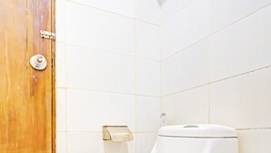 Shower, free toiletries, towels