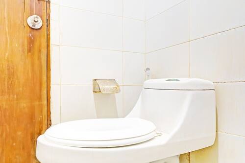Ducha, artículos de higiene personal gratuitos y toallas