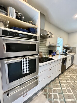 Frigorífico, microondas, horno y placa de cocina