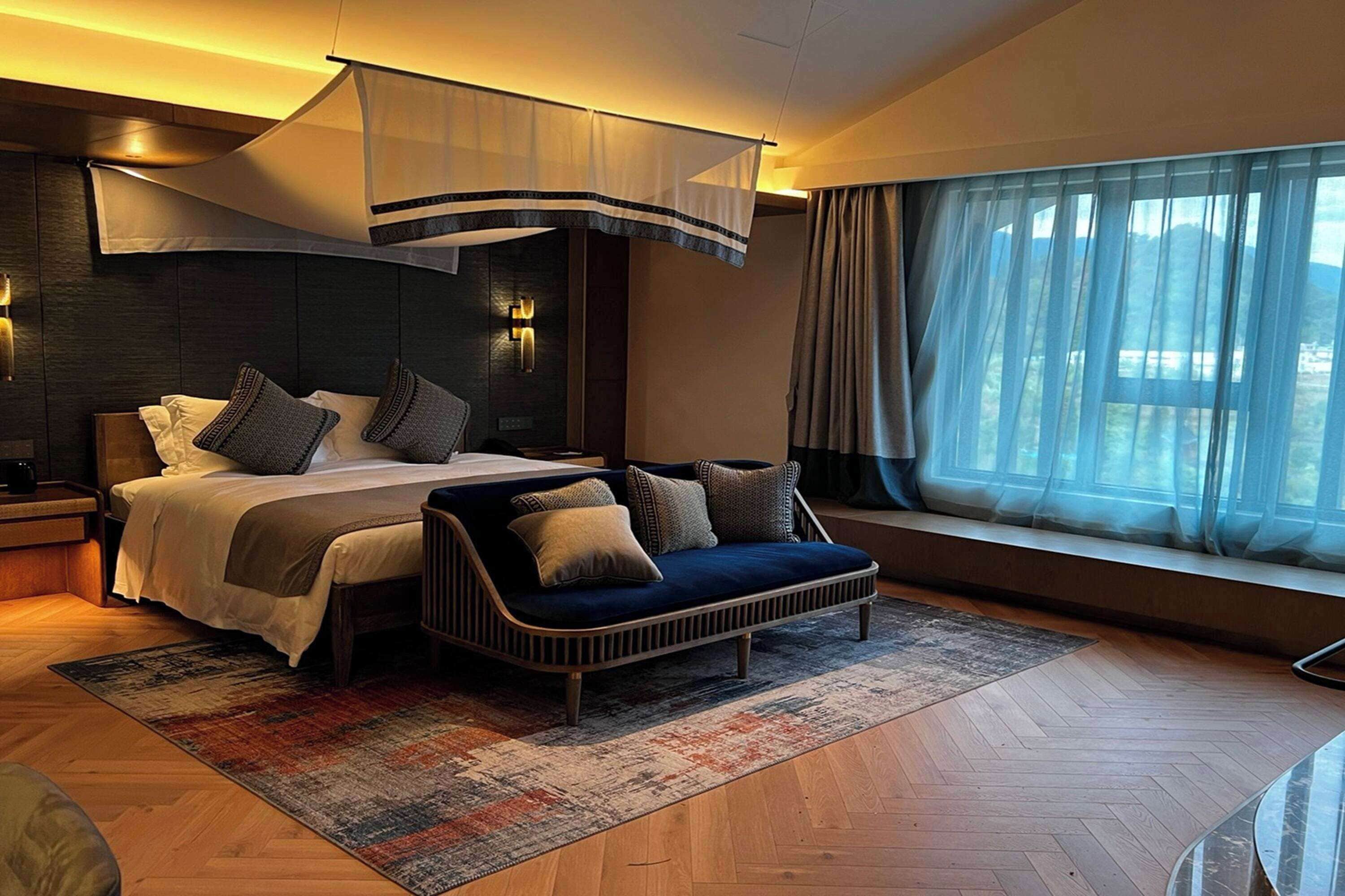 Suite, Non Smoking (Hill)