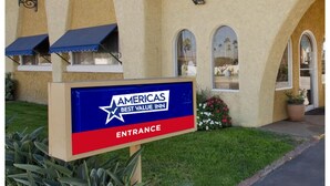 Une enseigne indiquant l’entrée de l’hôtel Americas Best Value Inn, avec un logo en forme d’étoile et une palette de couleurs bleue et rouge.