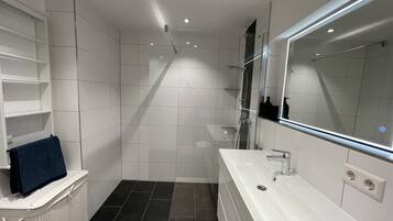 Dusche, Haartrockner, Handtücher, Toilettenpapier