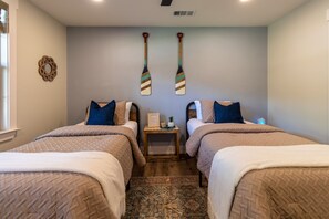 4 Schlafzimmer, Schreibtisch, Bügeleisen/Bügelbrett, Reisekinderbett