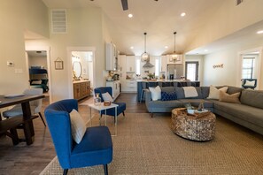 Smart TV, books - Beautiful 4/3 waterfront home with 2 master suites (Tool)