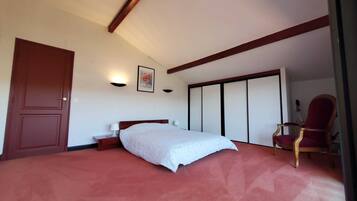 3 Schlafzimmer, Schreibtisch, Bügeleisen/Bügelbrett, Reisekinderbett