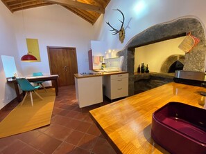 Refrigerador, horno, parrilla de estufa y cafetera y tetera