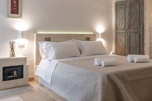 Deluxe Double Room | Minibar, in-room safe, soundproofing - Dimora Celeste (Ostuni)