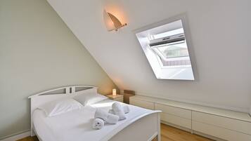 2 bedrooms, iron/ironing board, bed sheets